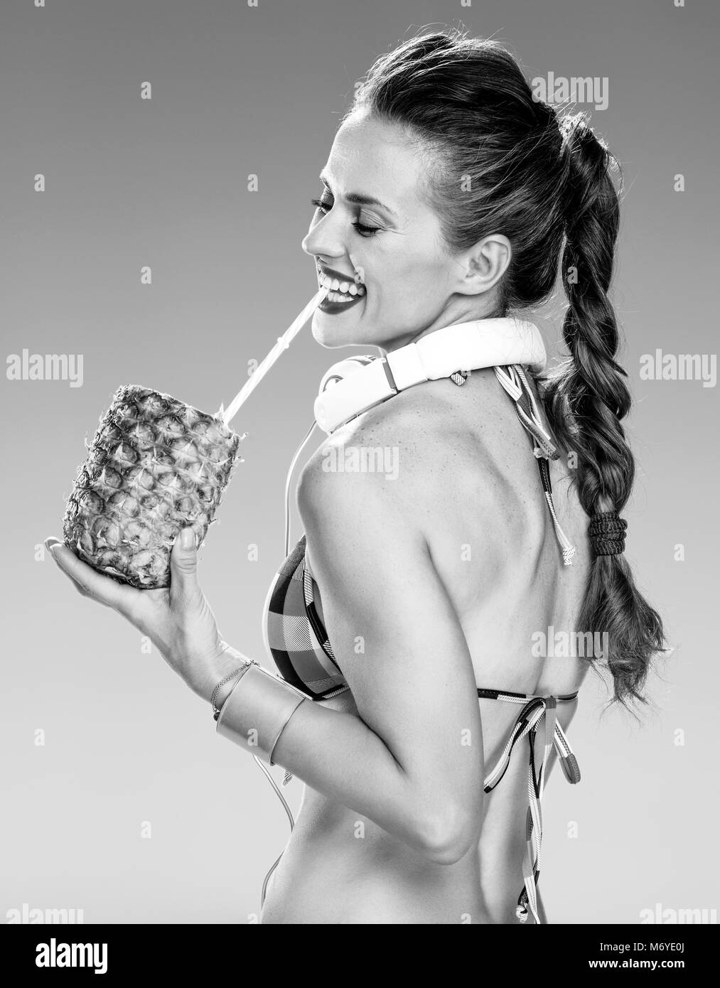 L'été parfait. Heureux woman wearing colorful maillot sur le littoral de boire des boissons de rafraîchissement de l'ananas Banque D'Images