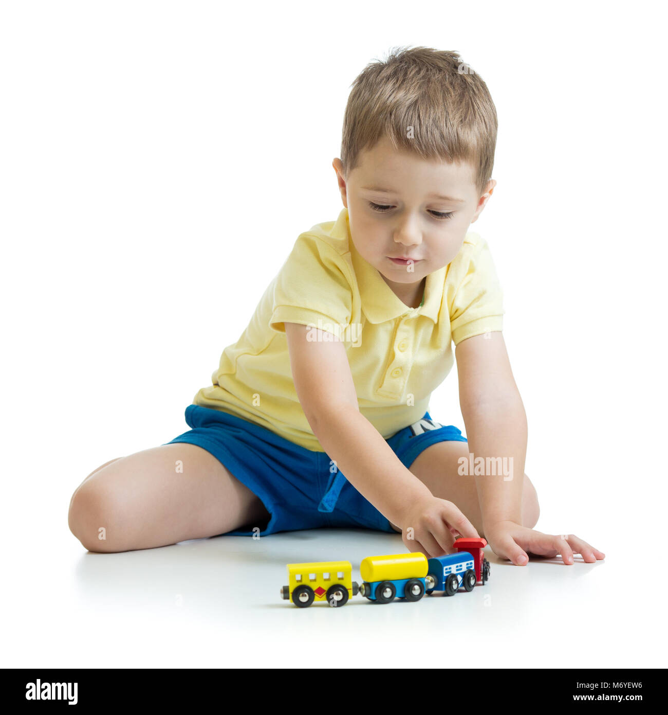 Cute kid Garçon jouant avec des jouets à la maison Banque D'Images