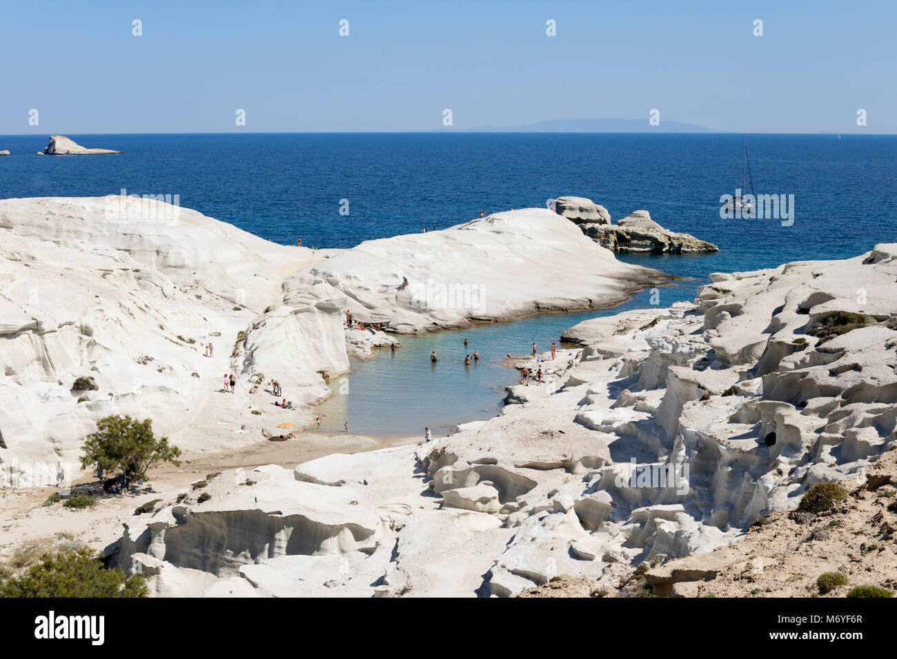 Plage et formations de roche volcanique à Sarakiniko sur côte nord, Sarakiniko, Milos, Cyclades, Mer Égée, îles grecques, Grèce, Europe Banque D'Images