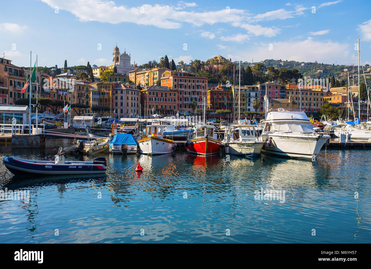 SANTA MARGHERITA LIGURE, ITALIE, 8 avril 2017 - Vue de Santa Margherita Ligure, Gênes, du port, lieu touristique à Riviera Ligure, mediterr Banque D'Images
