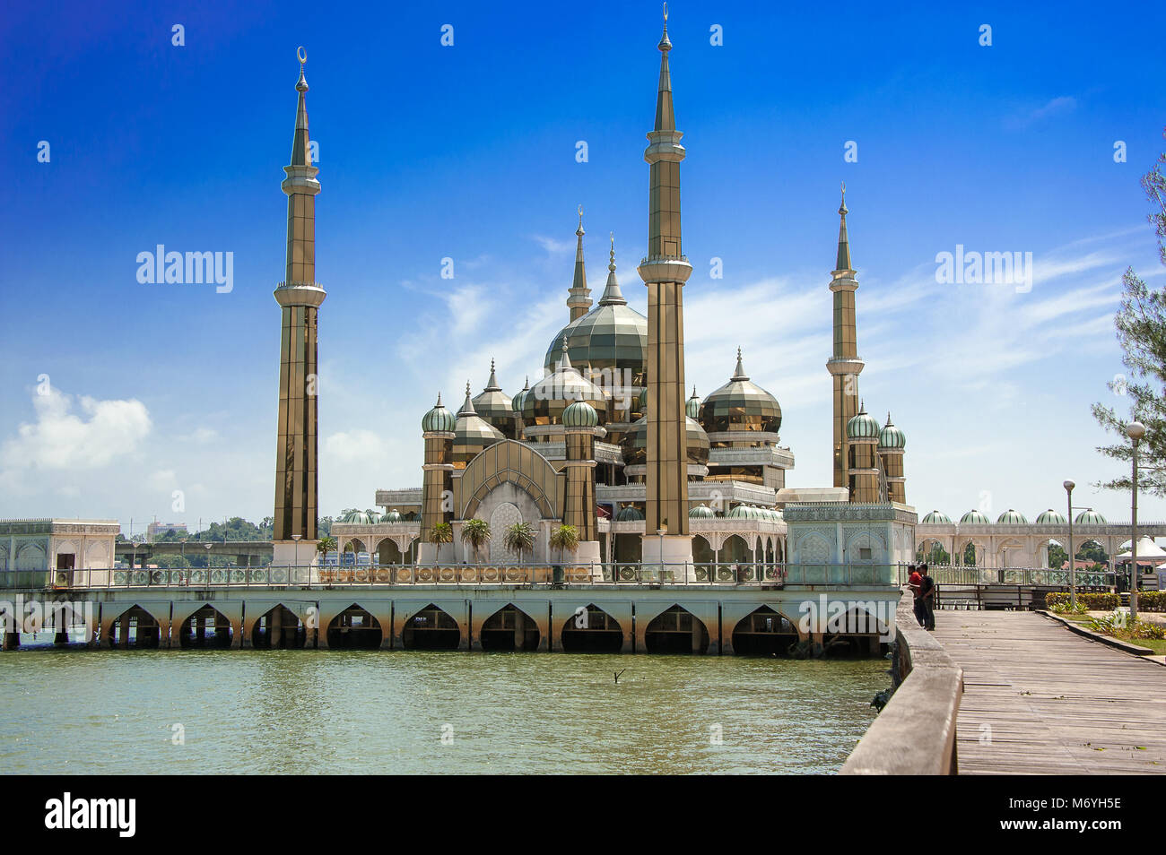 La mosquée de Cristal (Masjid Kristal) dans Koala Terengganu, Malaisie. Les minarets d'or étincelle dans le soleil sur un fond de ciel bleu Banque D'Images