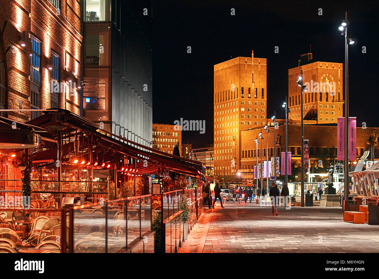 Nuit vue sur la ville d'Oslo, Norvège, au Quai d'Aker Brygge avec restaurants et l'Hôtel de ville ou sur l'arrière-plan. Radhuset Banque D'Images