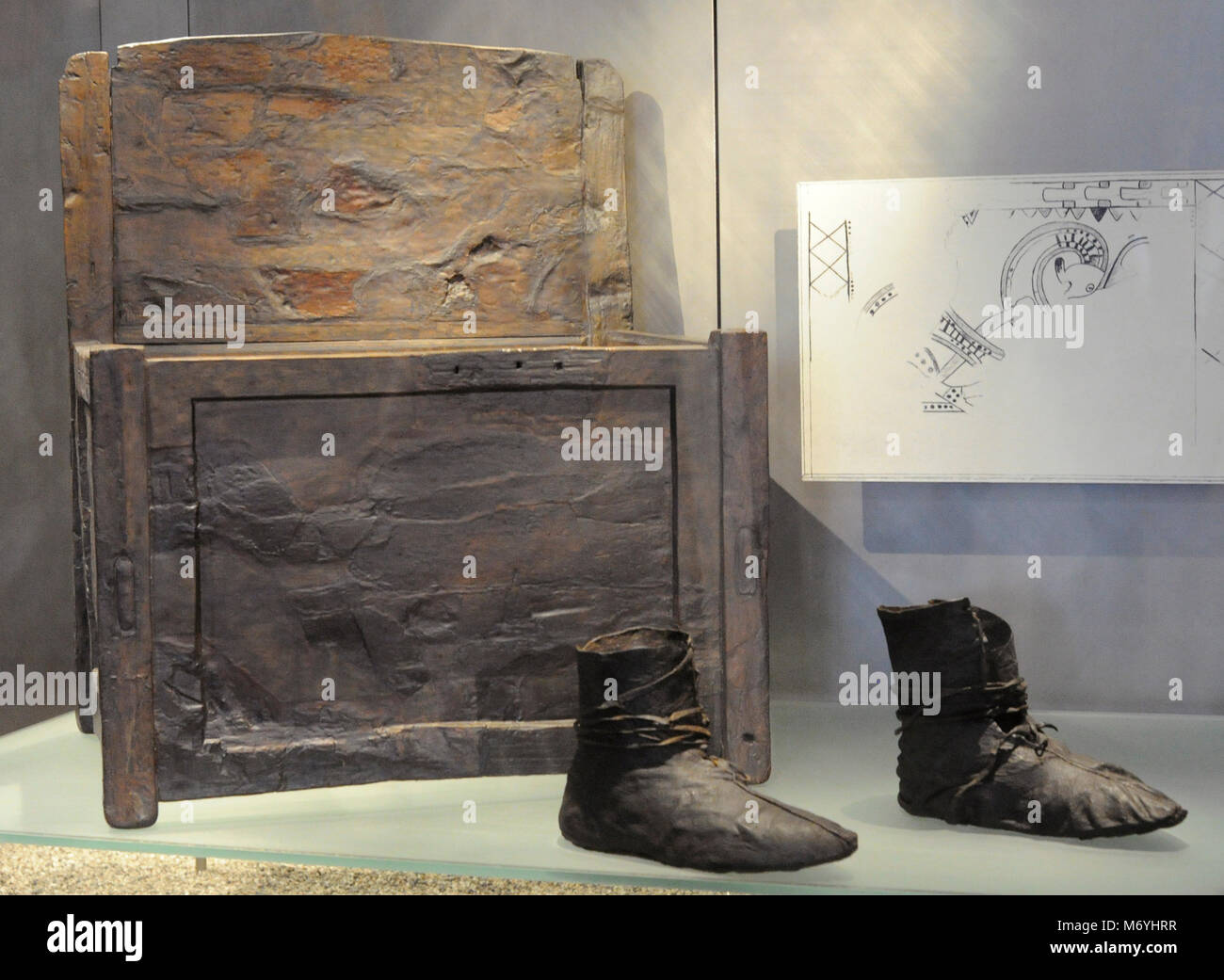 Âge des Vikings. Chaussures en cuir d'une femme. À l'arrière-plan, président de Beechwood. Viking Ship Museum. Oslo. La Norvège. Banque D'Images