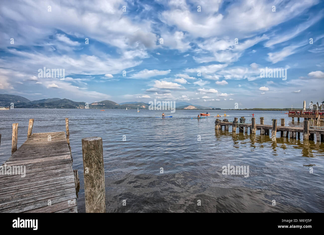 Jetée de bois à Torre del Lago Puccini, Pise, Toscane, Italie Banque D'Images