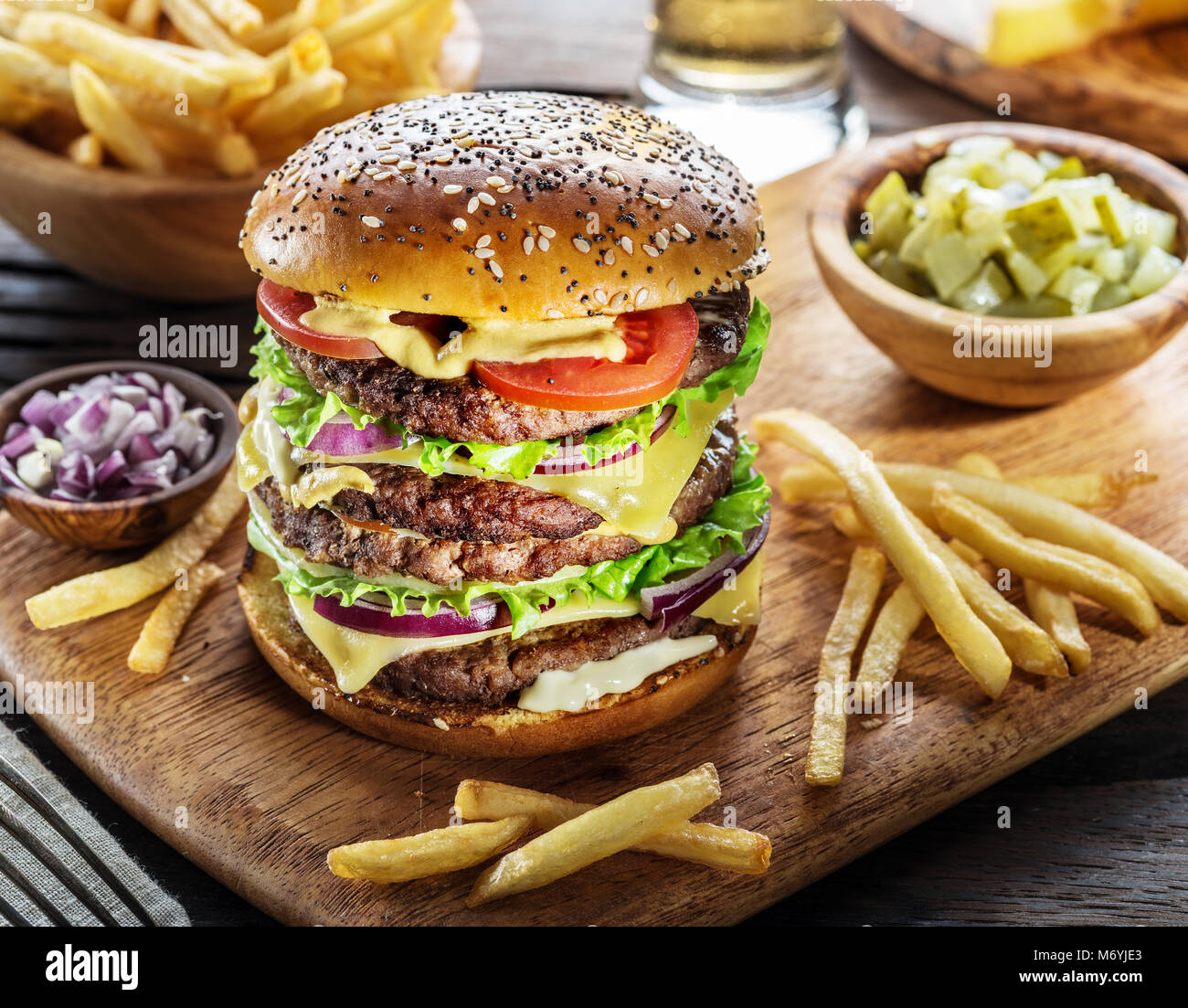 Big Hamburger Et Frites Sur Le Plateau En Bois Photo Stock Alamy Big Hamburger Et Frites Sur Le Plateau En Bois Photo Stock Alamy
