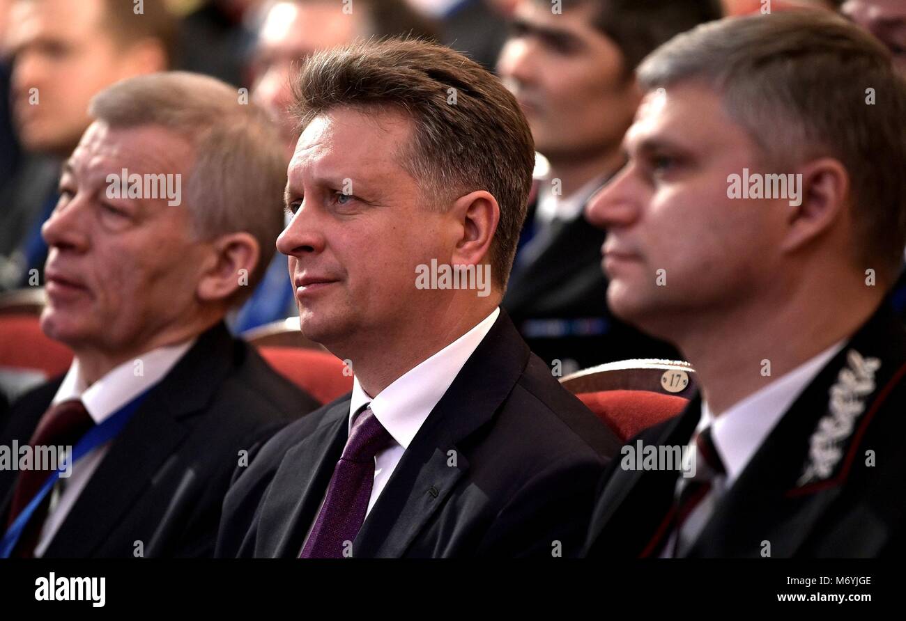 Le Président russe de chemins de fer russes Oleg Belozerov, gauche, et le ministre des Transports, Maxim Sokolov, centre, au cours d'une réunion plénière de la Fédération des ouvriers du transport le 5 mars 2018 à Moscou, Russie. Banque D'Images