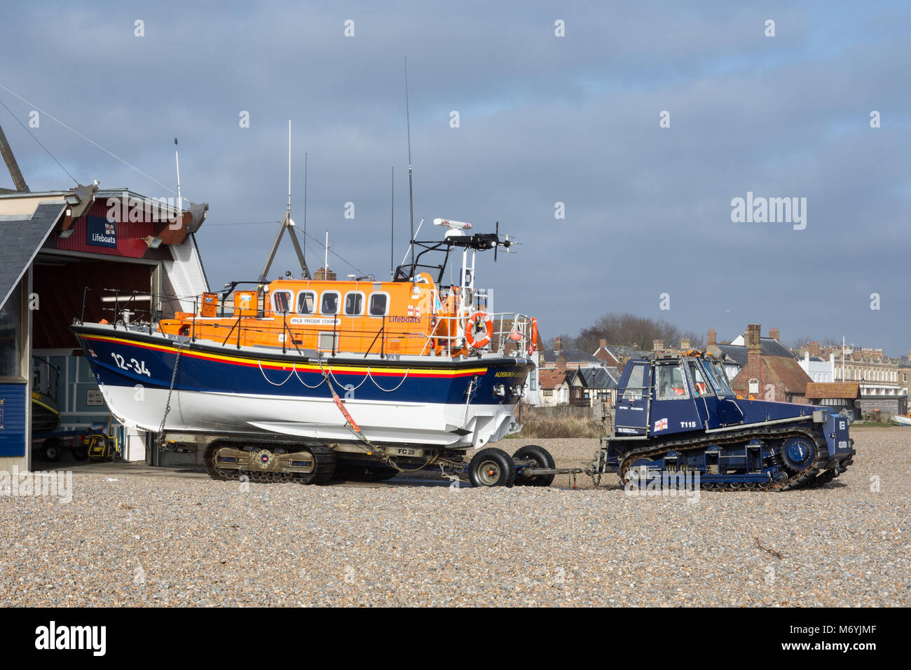 La vie d'Aldeburgh remorqué hors de sa remise par son crawler tracor Banque D'Images