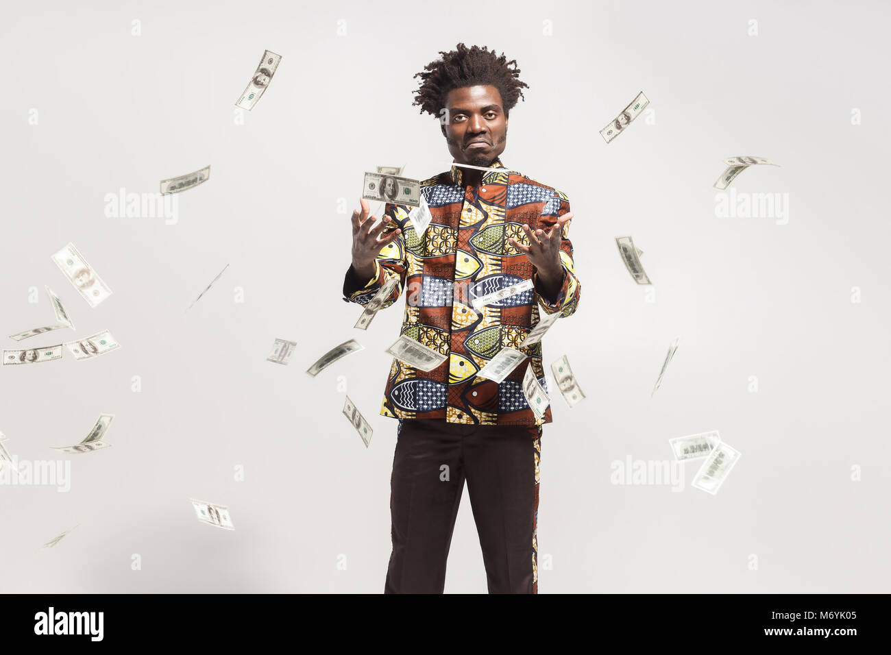 De nombreuses espèces mouche près homme africain en costume national kongo. Piscine, isolé sur fond gris Banque D'Images