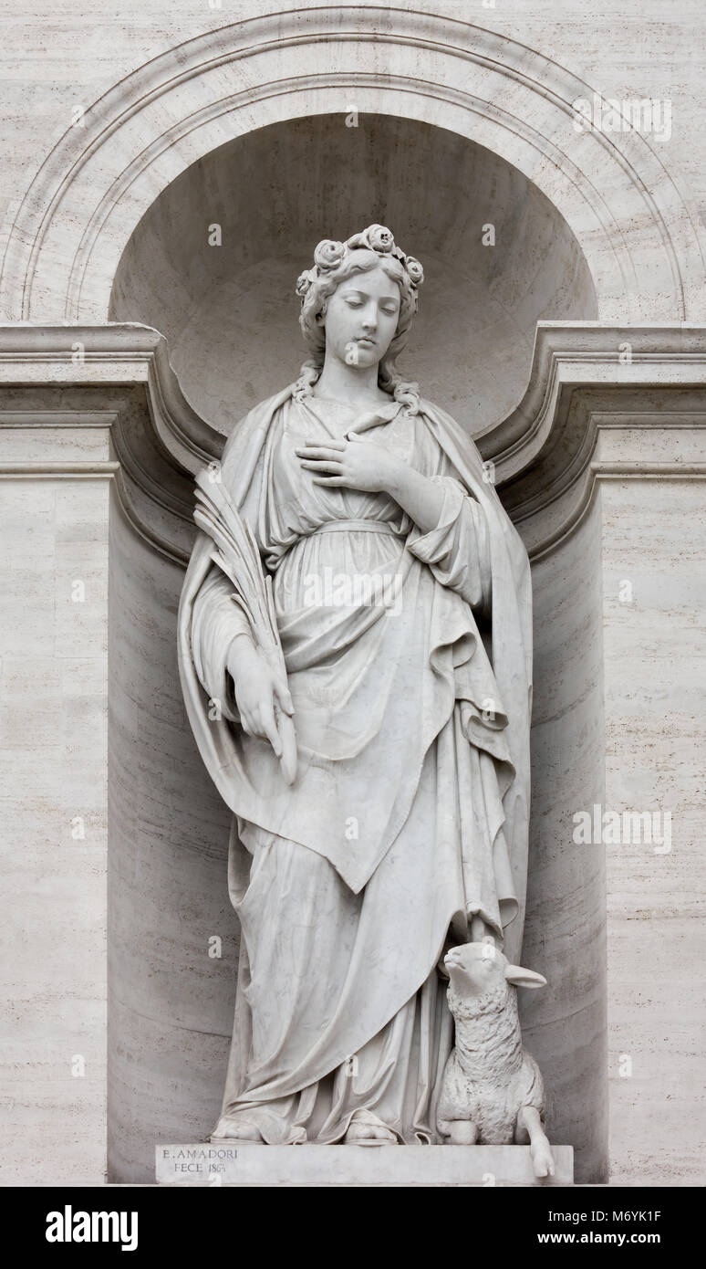 Statue en marbre de style néoclassique dans son créneau à Rome, Italie Banque D'Images