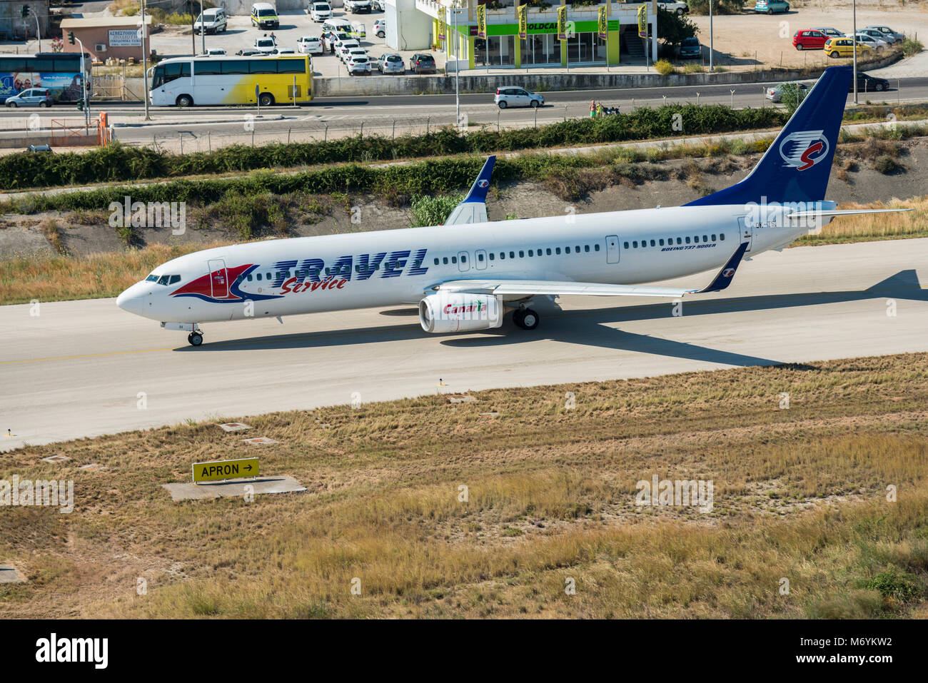 Image aérienne de OK-STI Travel Service airlines Boeing 737-900ER prêt à décoller à l'aéroport international de Rhodes Banque D'Images
