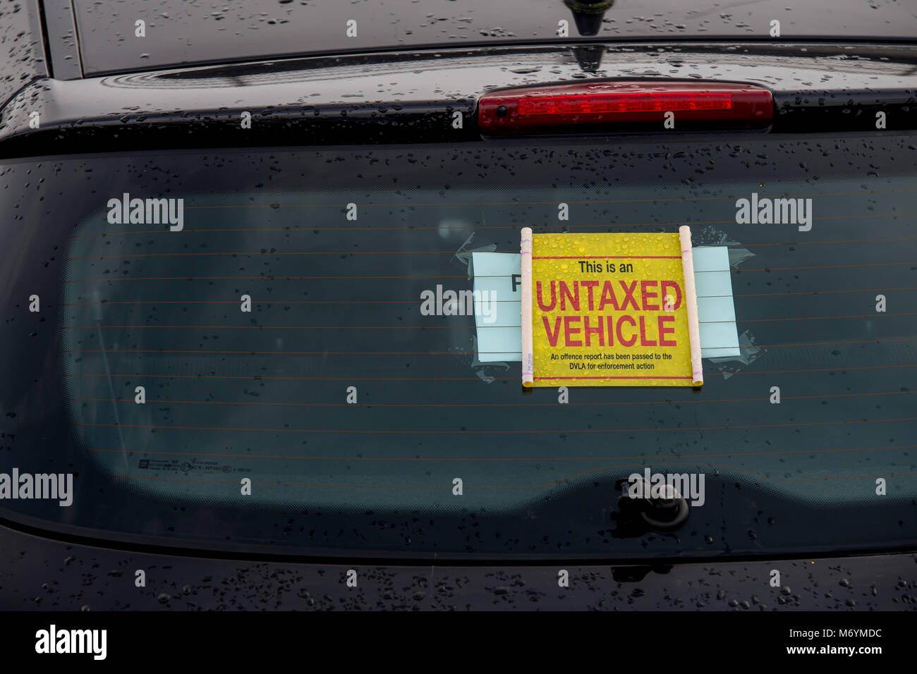 Serrage des roues de véhicules non imposée est de plus en plus commun avec le papier d'affichage de vignettes d'être supprimés et la taxe sur les véhicules qui ont besoin d'être payé en ligne. Banque D'Images