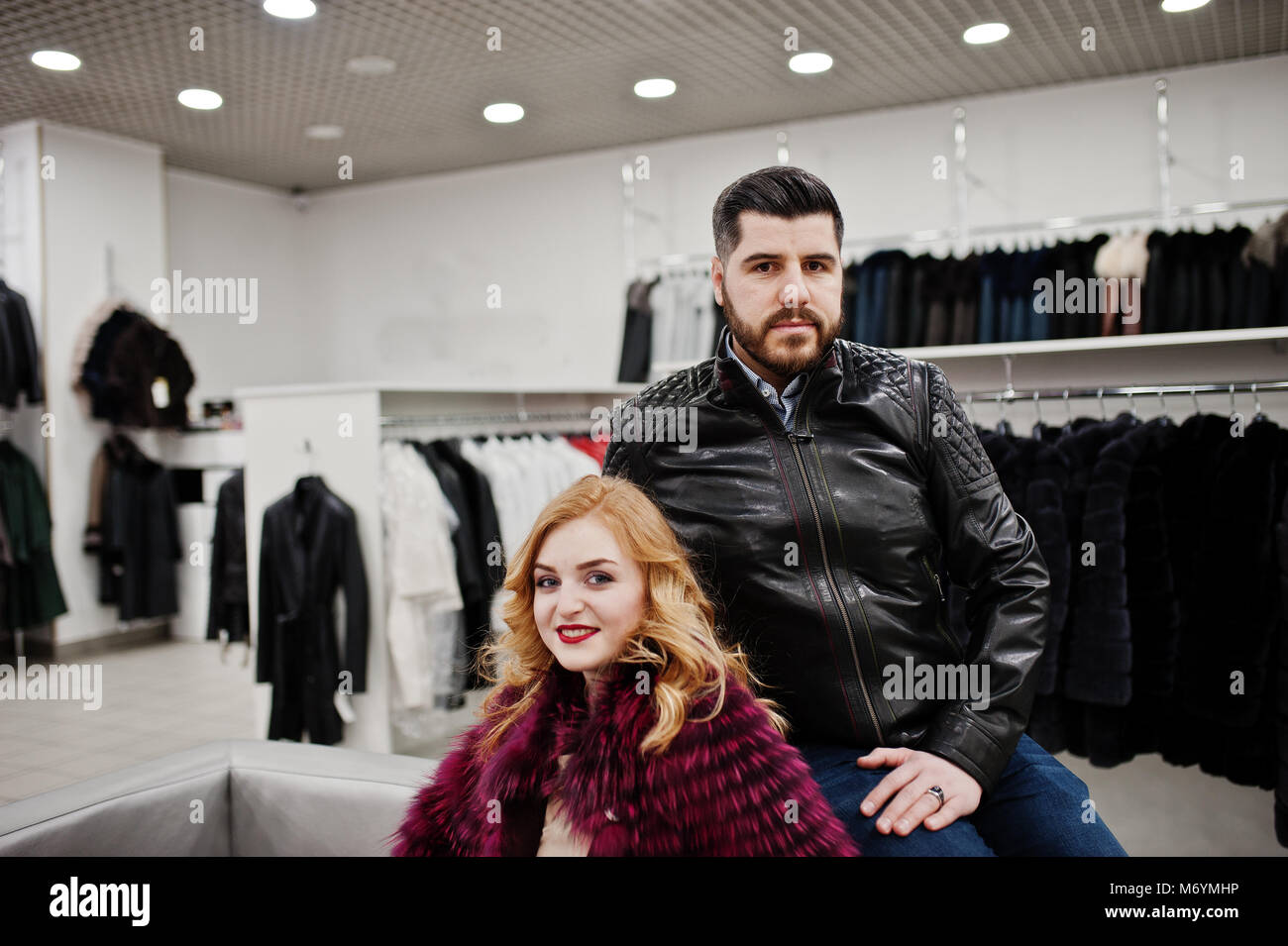 L'élégance blonde en manteau de fourrure et élégant homme turc au magasin  de manteaux de fourrure et des blousons de cuir Photo Stock - Alamy