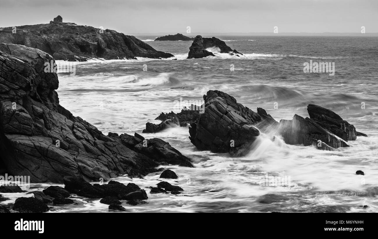La houle se brisant sur la côte sauvage de la pointe de Beg en AUD, presqu'île de Quiberon, Morbihan, Bretagne, France Banque D'Images