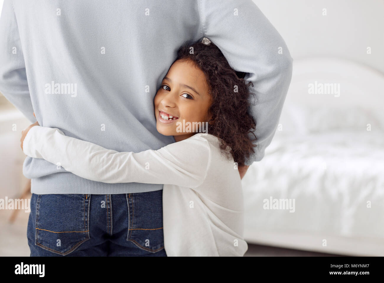 Happy child hugging her daddy Banque D'Images