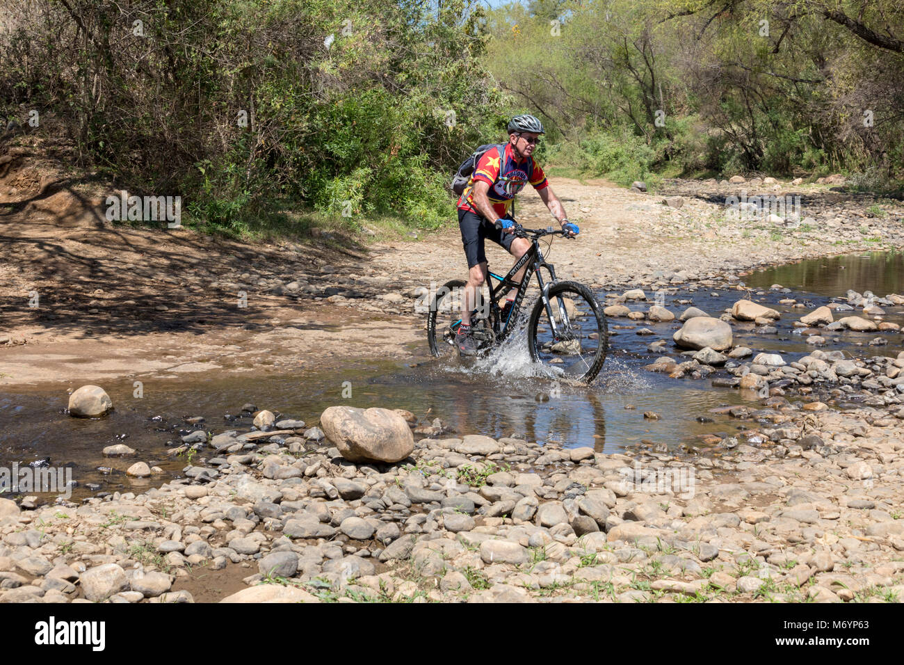 Oaxaca, Mexique - Larry Ginzkey chevauche son vtt à travers un ruisseau à l'ouest de la vallée de l'Etla Oaxaca rural. Banque D'Images