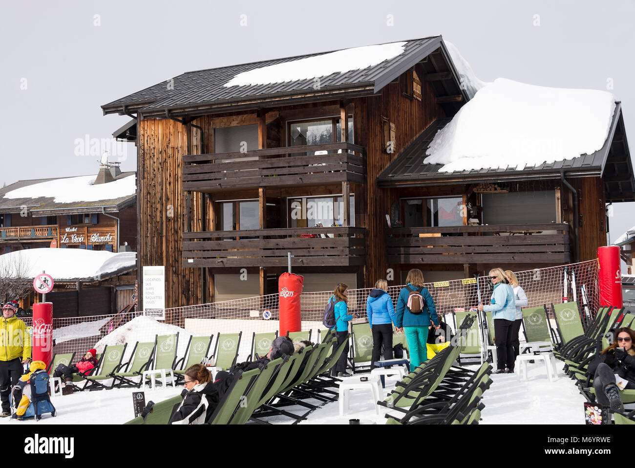 Hébergement de style chalet sur les pistes de ski à Les Gets près de  Morzine Haute Savoie Portes du Soleil France Photo Stock - Alamy