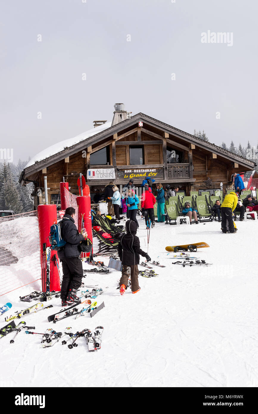 Le style chalet Le Grand cri Bar et Restaurant par les pentes de la station de ski Les Gets dans les Alpes Haute Savoie Portes du Soleil France Banque D'Images