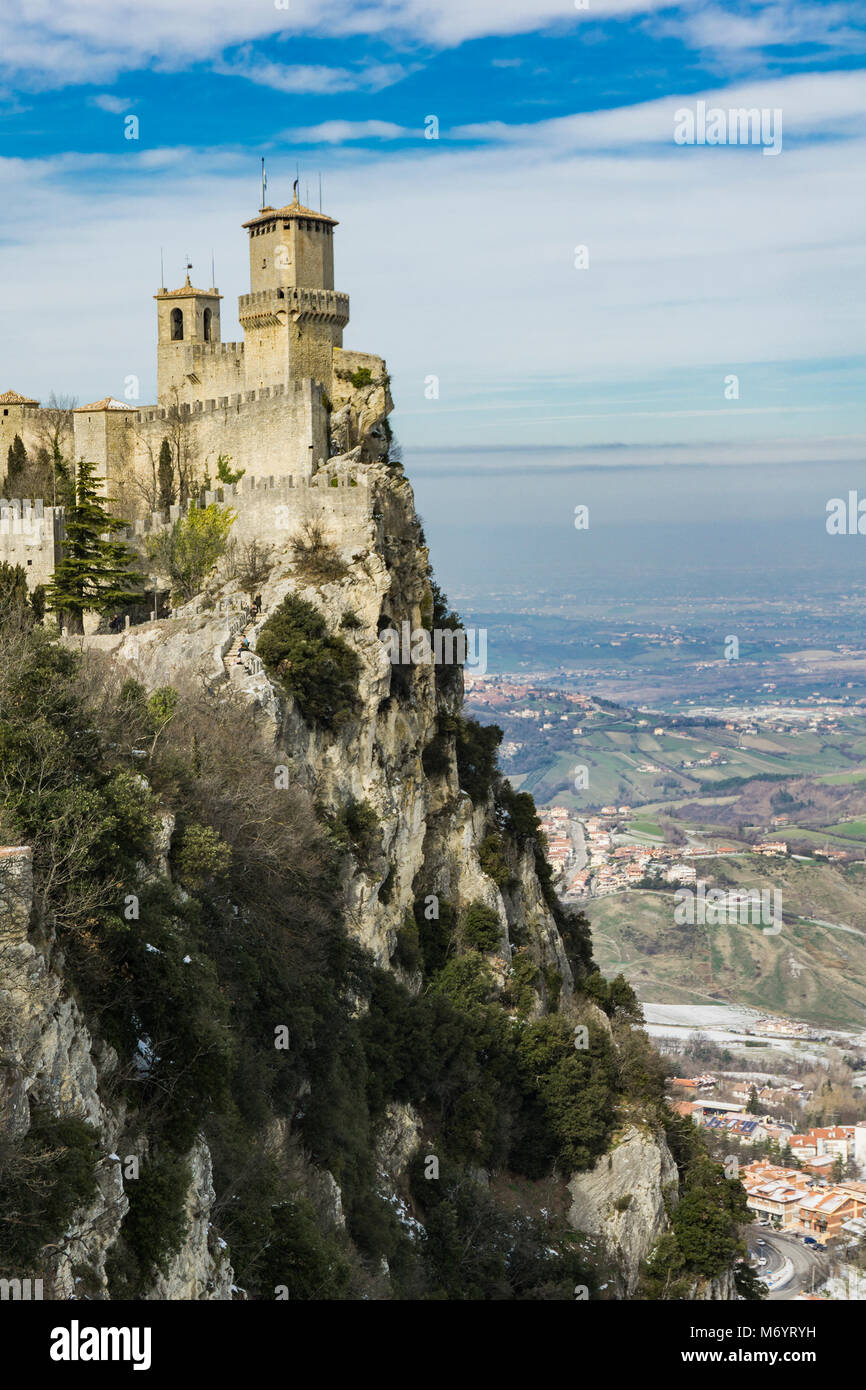 Voir à la forteresse de Guaita sur le mont Titano, San Marino Banque D'Images