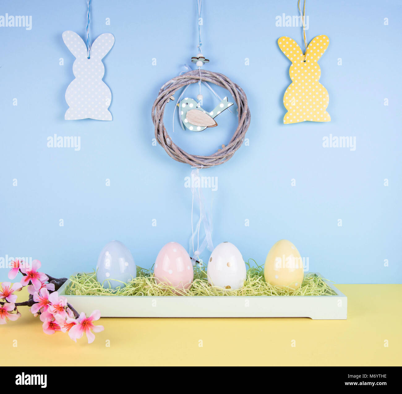 Composition pâques créatives avec des oeufs peints et lapin de Pâques. Banque D'Images