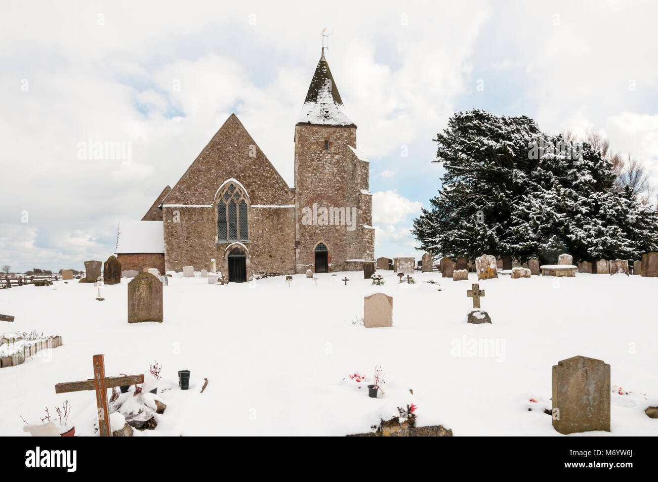 Église de St Clement, Old Romney sur Romney Marsh, Kent dans la neige. Banque D'Images