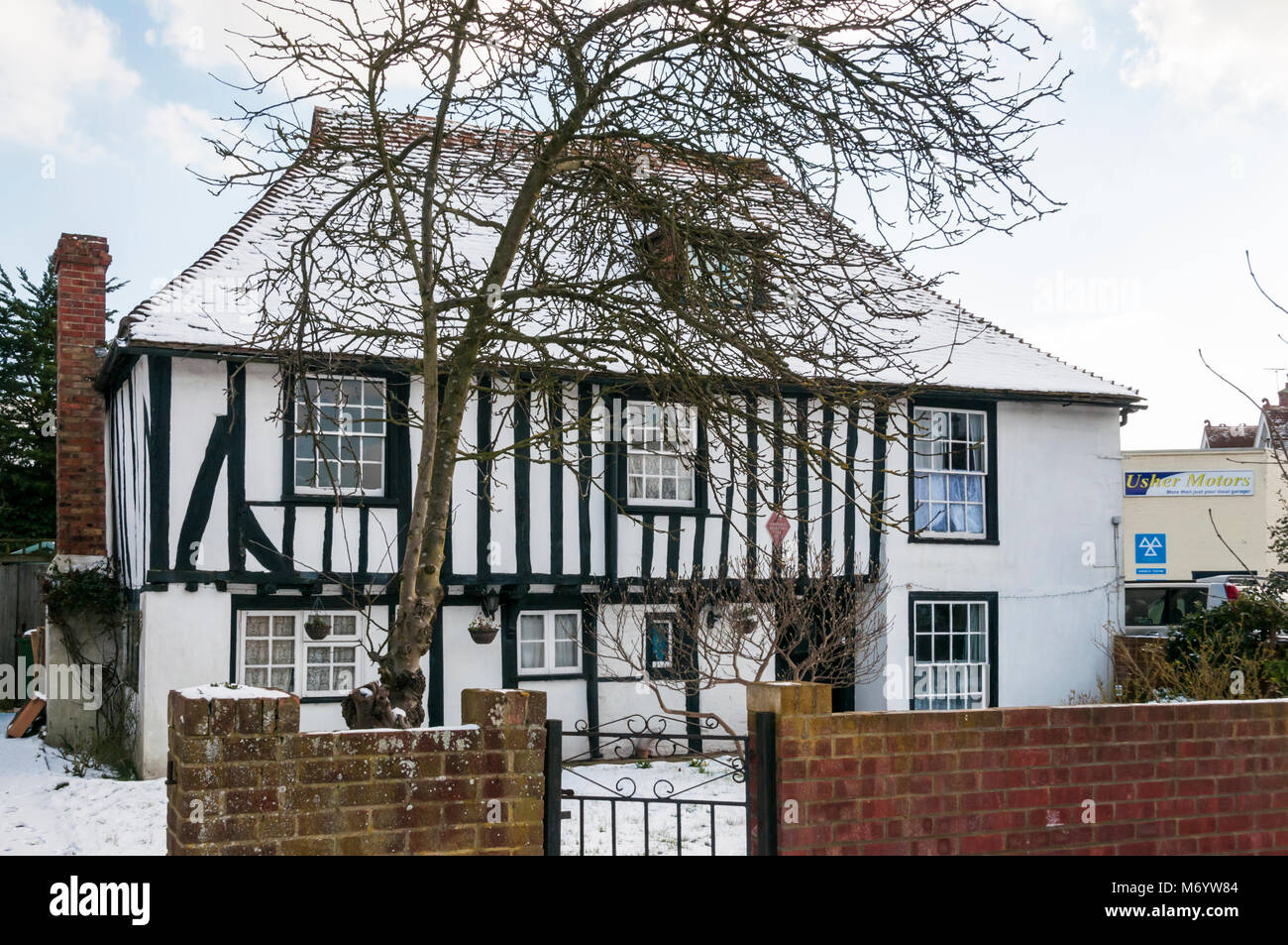 15e siècle maison Corfou À Lydd dans la neige. Banque D'Images