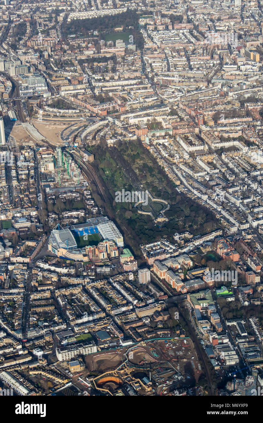 Vue aérienne du cimetière de Brompton et stade de football de Stamford Bridge Banque D'Images