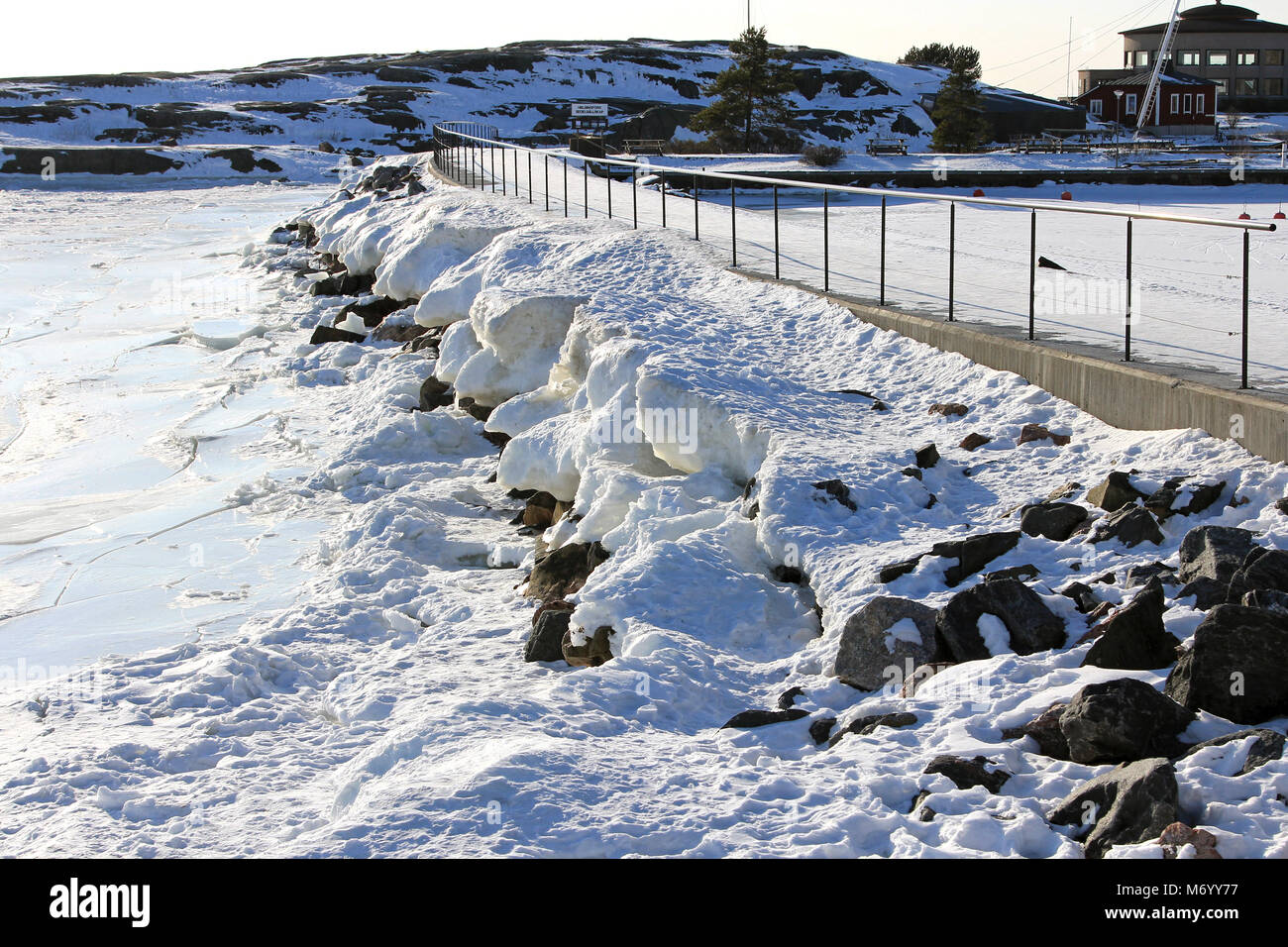 Pont sur le brise-lames en hiver entre mer et Liuskasaari Uunisaari à Helsinki, en Finlande. Banque D'Images