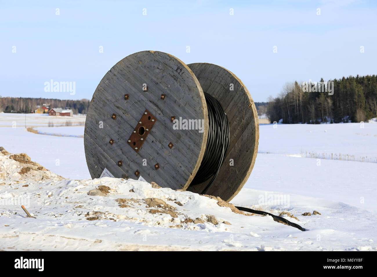 SALO, FINLANDE - 3 février, 2018 : bobine de câble pour la pose du câble d'alimentation souterrain rural au lieu de travail en hiver. Banque D'Images