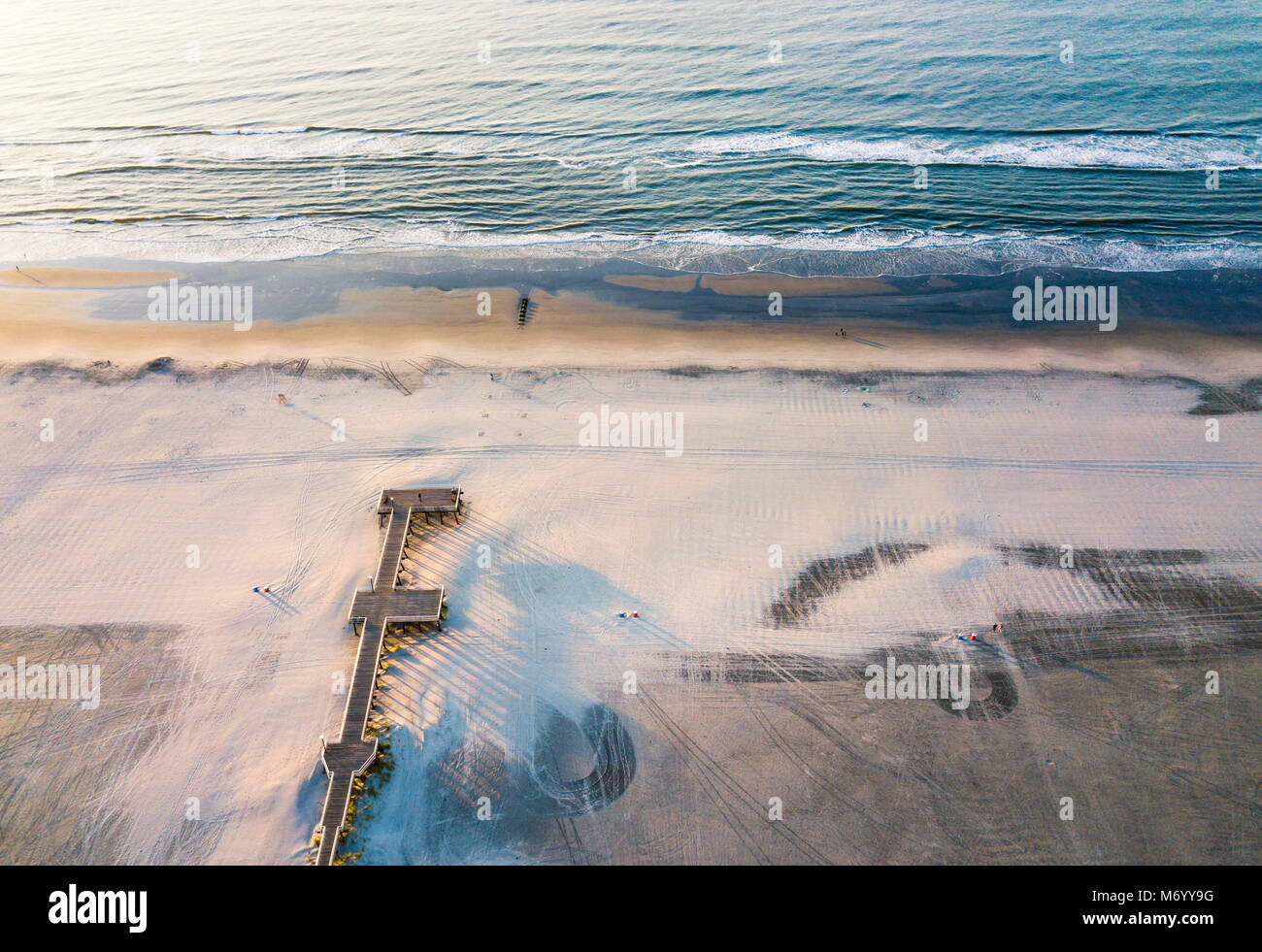 Dock en bois sur une plage vide vue aérienne au lever du soleil Banque D'Images