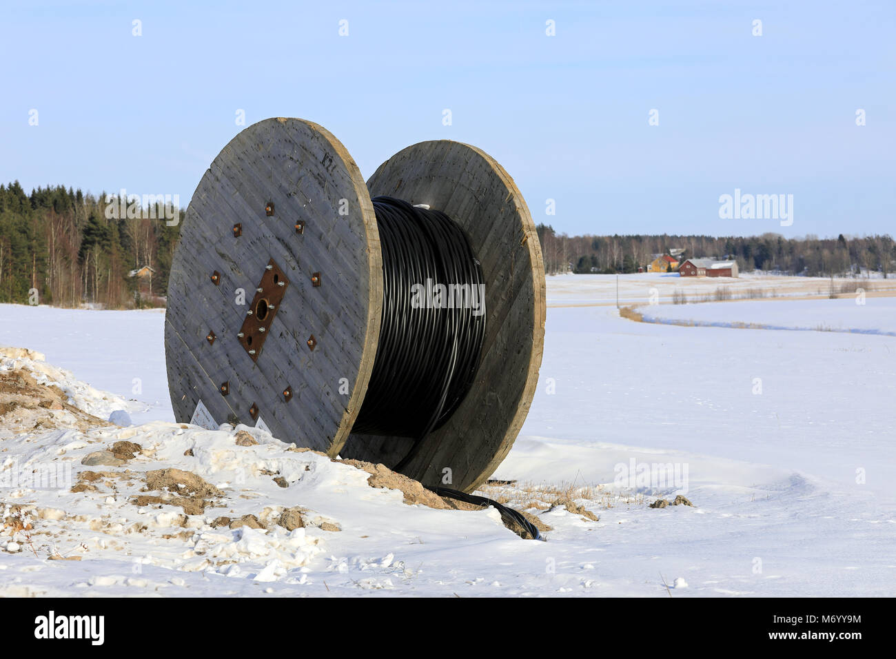 SALO, FINLANDE - 3 février, 2018 : bobine de câble pour la pose du câble d'alimentation souterrain au lieu de travail en hiver. Banque D'Images