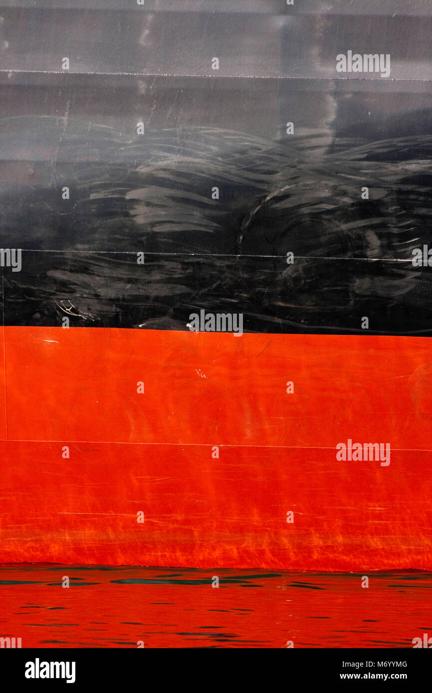 Le côté d'un frieghter dans le port de Long Beach, Californie, USA. Banque D'Images