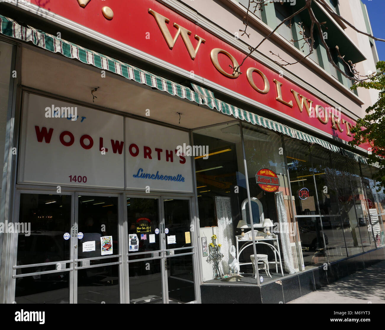 Un 74 pieds à un comptoir-lunch F W Woolworth a ouvert en 1950. Le magasin fermé en janvier 1994. Il a rouvert sous un déjeuner de travail à l'encontre en Décembre 1 Banque D'Images