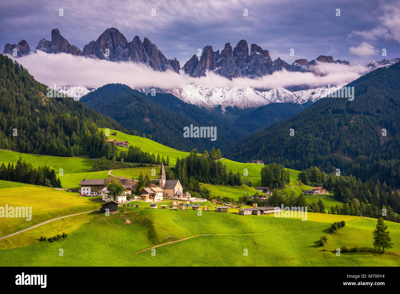 Célèbre meilleur endroit du monde alpin, Santa Maddalena (St Magdalena) village avec magical Dolomites montagnes en arrière-plan, la vallée Val di Funes, Tre Banque D'Images