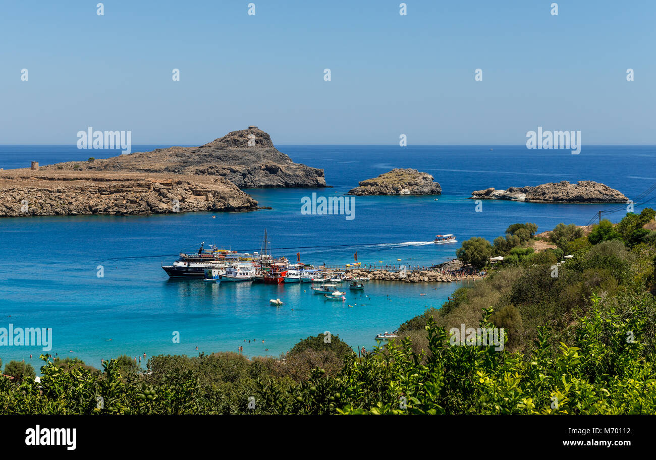 Une vue de la plage de Lindos Bay et de l'Acropole de Lindos. Dans l'île de Rhodes, en Grèce. Banque D'Images