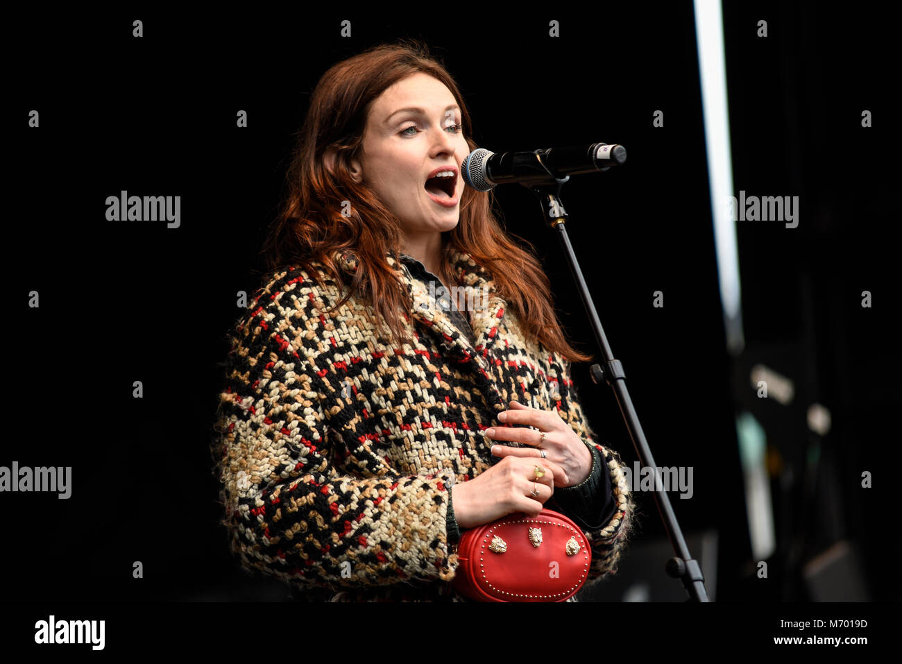 Sophie Ellis Bextor se produit lors de la manifestation pour l'égalité des femmes organisée par Care International à Londres, au Royaume-Uni, en mars 4 Banque D'Images