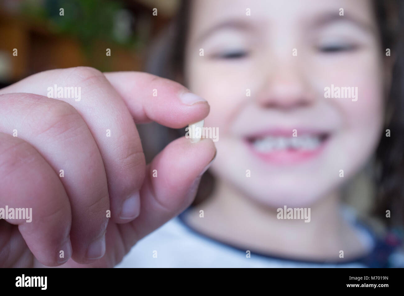 Peu de 5 ans, fille, montrant sa première dent tombée. Libre Banque D'Images