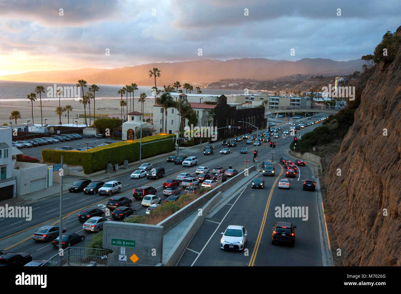 La pente de la Californie rencontre l'Autoroute de la côte pacifique à Santa Monica, Californie Banque D'Images