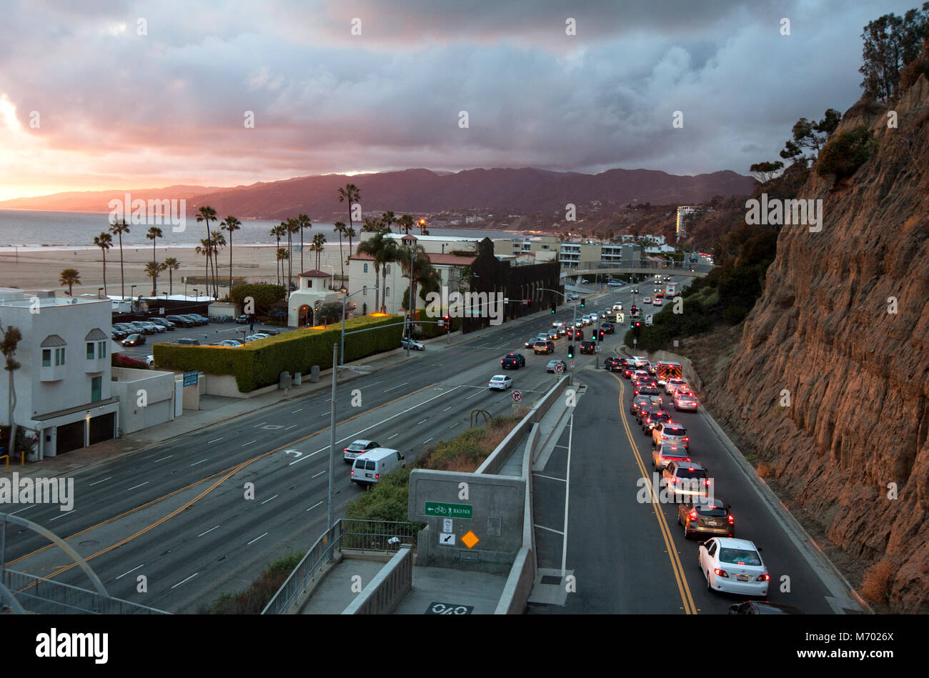 La pente de la Californie Santa Monica se connecte avec l'Autoroute de la côte pacifique à Los Angeles, CA Banque D'Images