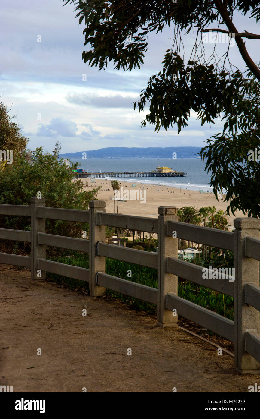 Une vue panoramique sur la jetée de Santa Monica de Palisades Park sur les falaises surplombant l'océan Pacifique à Los Angeles, CA Banque D'Images