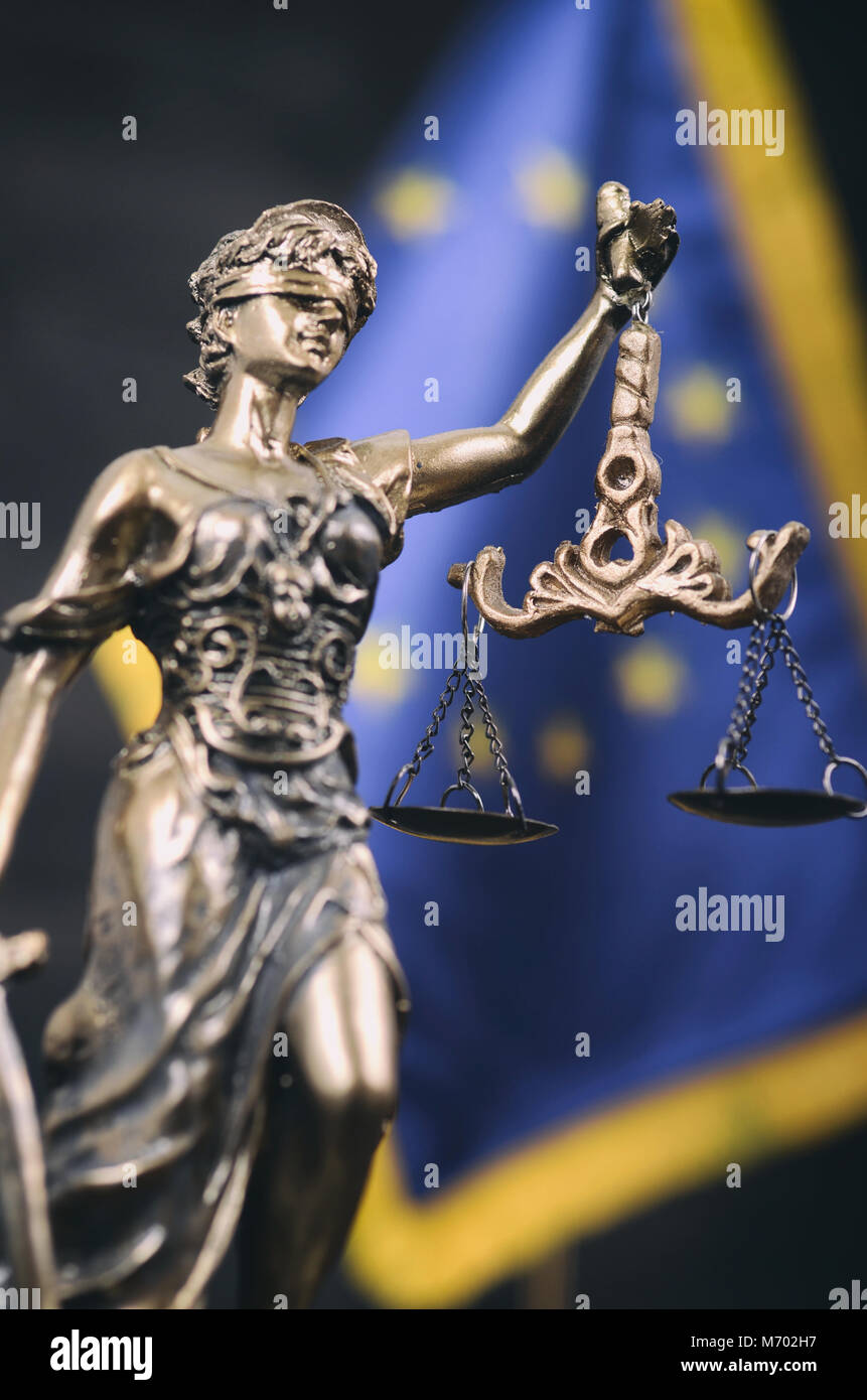 La loi et la justice, la légalité concept, balance de la Justice, Justitia, Dame Justice en face de l'Union européenne drapeau dans l'arrière-plan. Banque D'Images