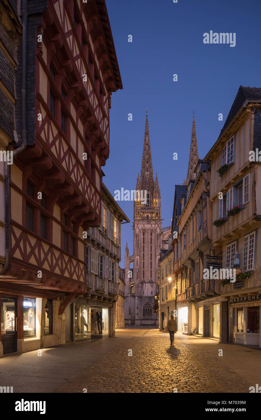 Cathedrale Saint Corentin et de la rue Kereon dans la nuit dans la vieille ville, Quimper, Finistère, Bretagne, France Banque D'Images