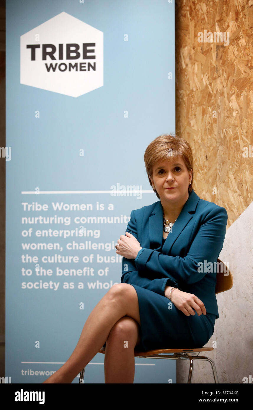 Premier ministre Nicola Sturgeon lors d'une visite à l'autre, étoffé de Portobello, Édimbourg, où elle a rencontré les femmes de la tribu d'entreprise sociale des femmes l'école à venir de la Journée internationale de la femme. Banque D'Images