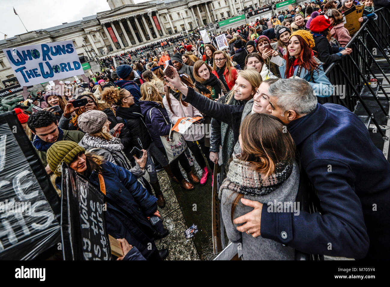 Sadiq Khan Maire de Londres la réunion publique après le 4 mars l'égalité des femmes rassemblement à Trafalgar Square. Prendre un avec selfies fans Banque D'Images