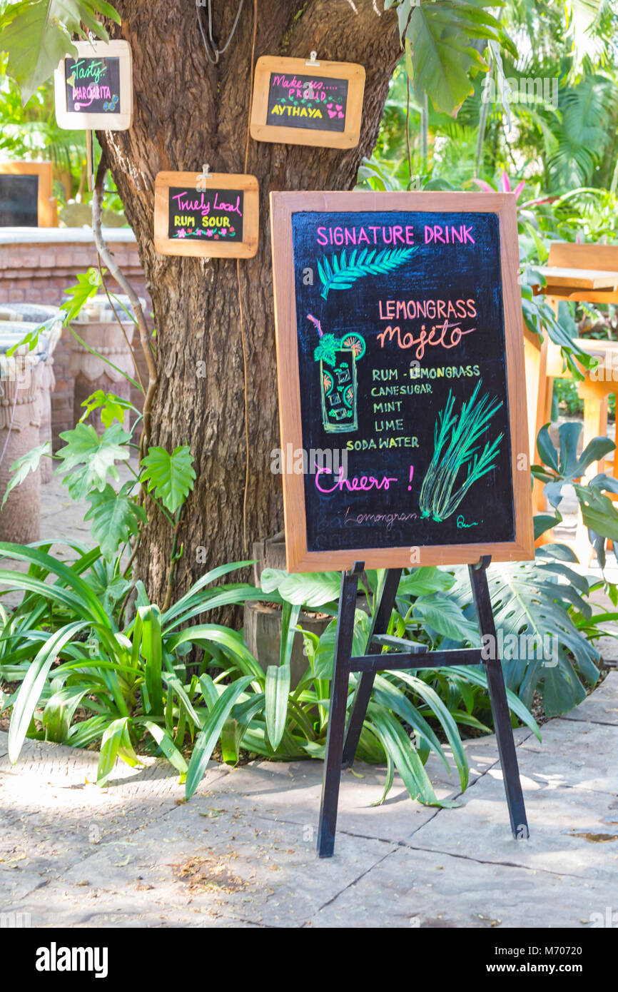 Détails de boisson mojito à la citronnelle sur tableau noir à Tharabargate aureum Palace Hotel, Hotel, Bagan, Myanmar (Birmanie), l'Asie en février Banque D'Images