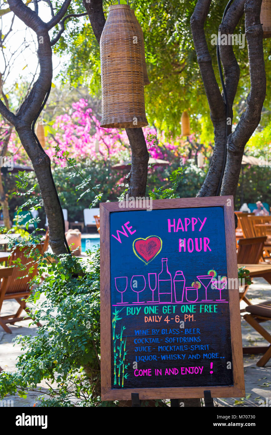 Détails Happy hour sur tableau noir à la Hôtel Tharabargate aureum Palace, hôtel, Bagan, Myanmar (Birmanie), l'Asie en février Banque D'Images