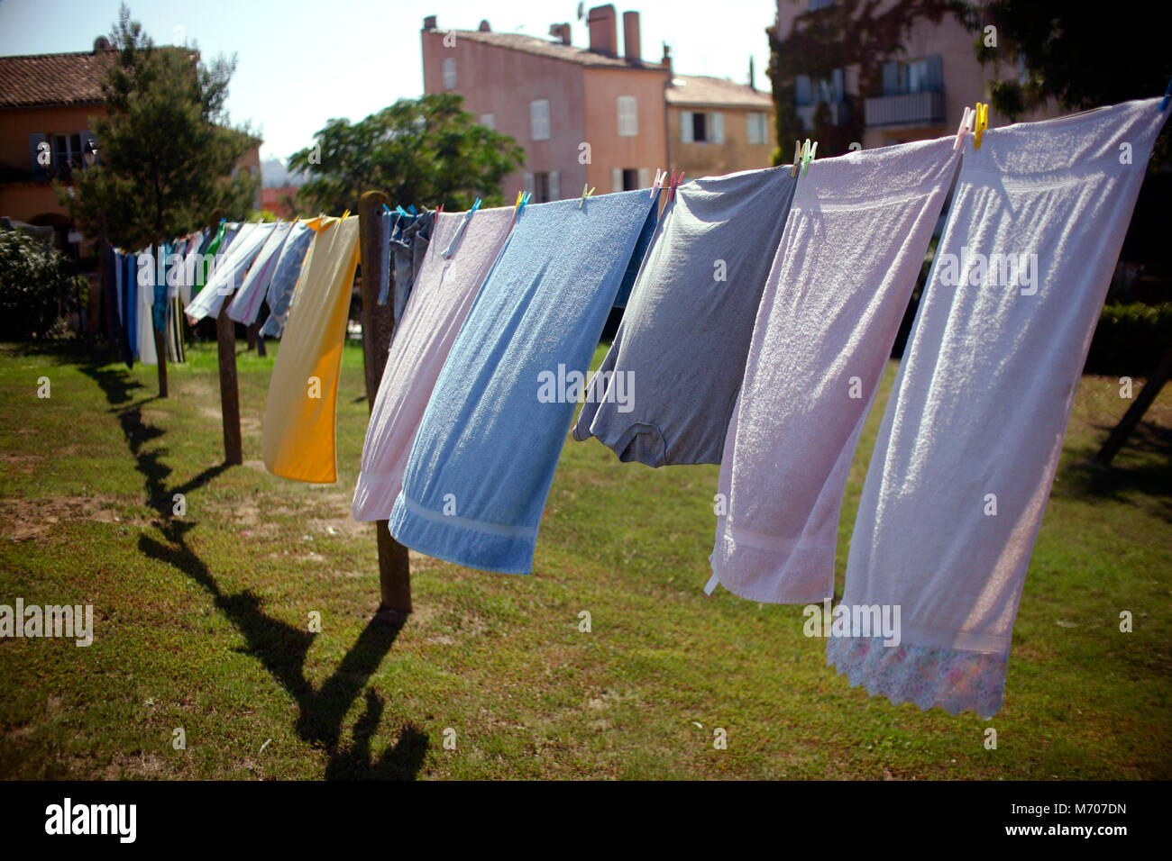 Une laverie est suspendu dans une zone de lavage public à Saint Tropez, France. Banque D'Images