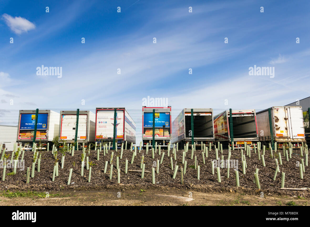 Remorques de camions de marque Aldi à l'extérieur de l'entrepôt de distribution Aldi nouvelle logistique au nord, au-dessus de Hulton, Bolton. Banque D'Images