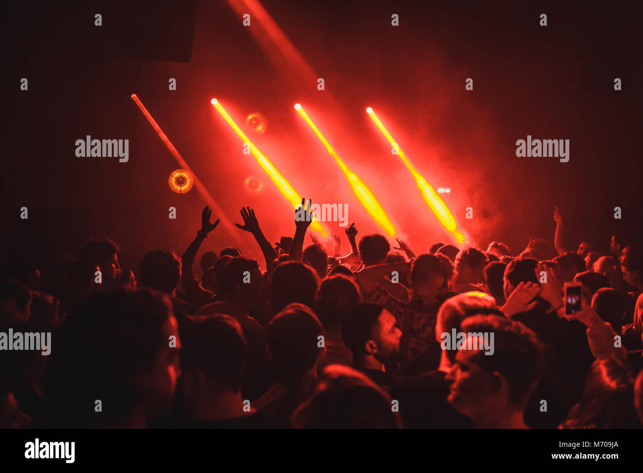 Une Foule Profiter De La Musique Dans Une Boite De Nuit De Londres Photo Stock Alamy