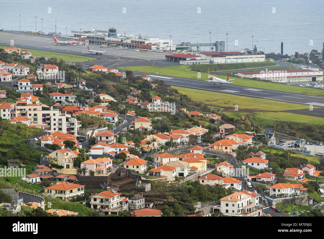 Un avion TAP Portugal fait l'approche finale dans le défi qui lui valut l'aéroport de Funchal à l'approche de l'aéroport de Madère, Cristiano Ronaldo Banque D'Images