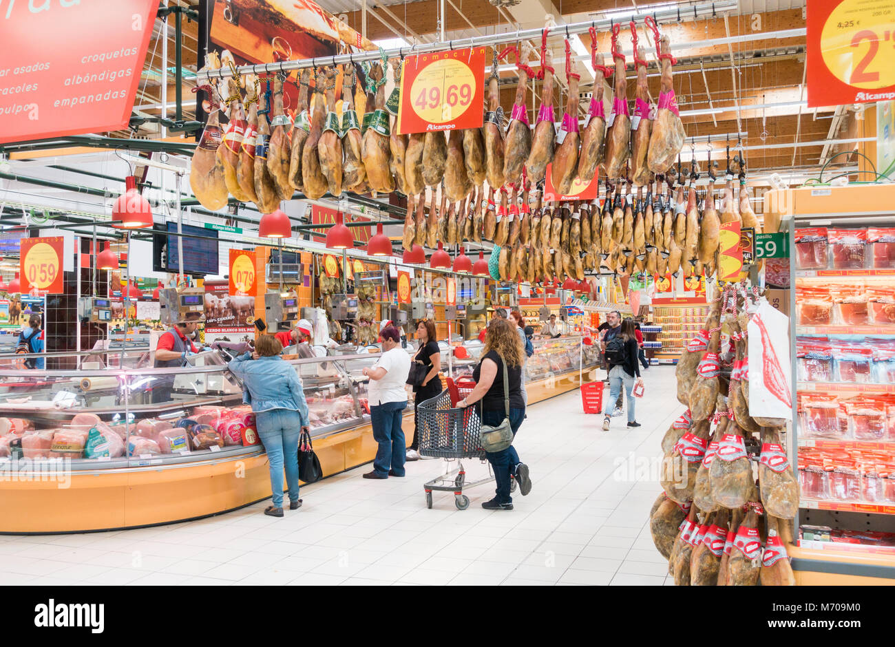 Les jambons espagnols ( Jamon Iberico ) dans Al Campo supermarché sur Gran Canaria Banque D'Images